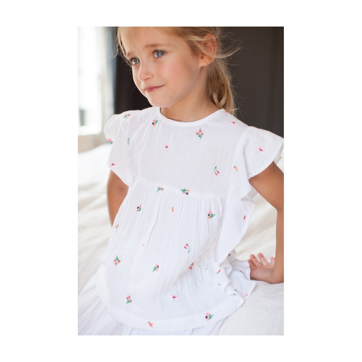 Blouse brodée à volants  Bleuet blanche