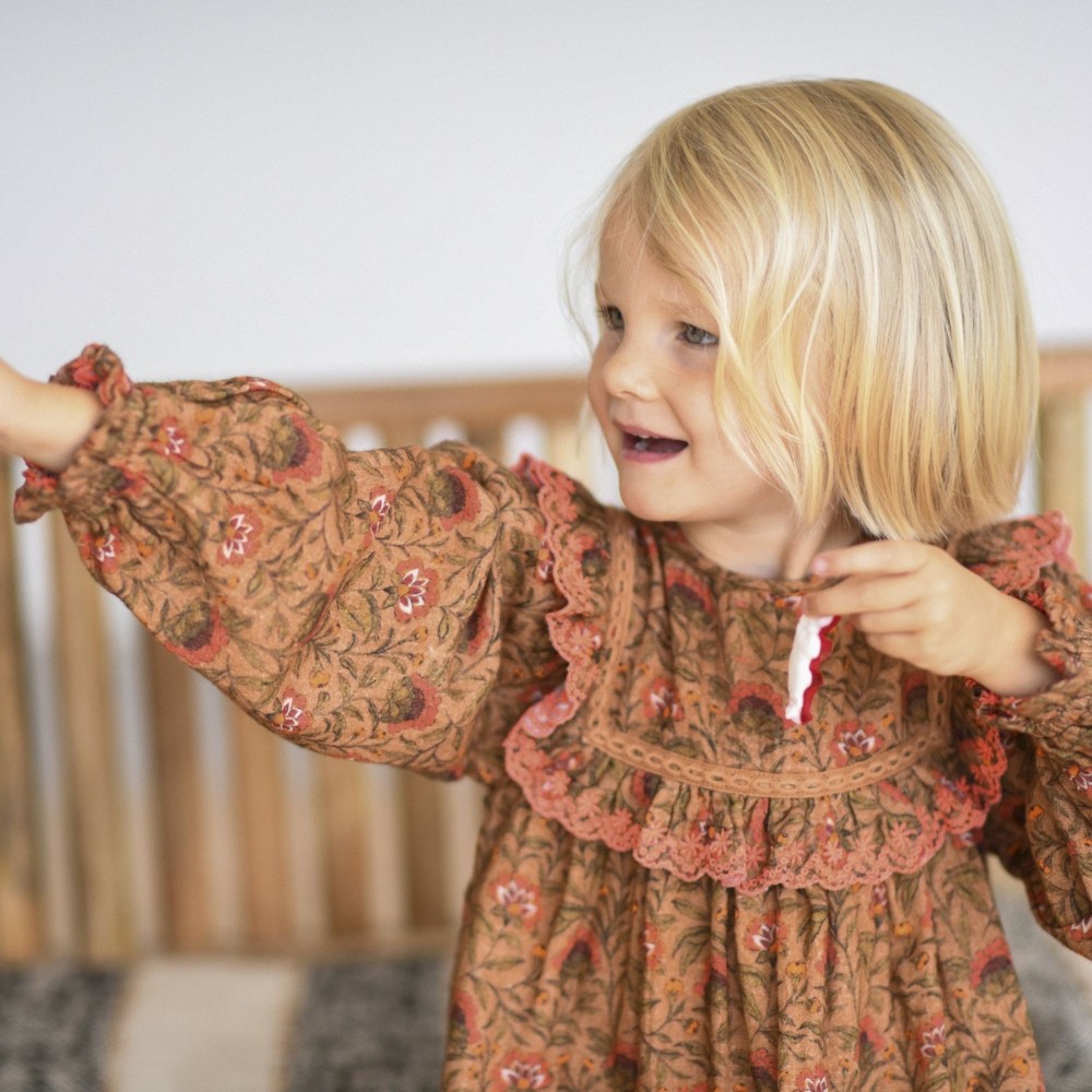 Robe fleurie volant brodé Nori Flowers bois de rose