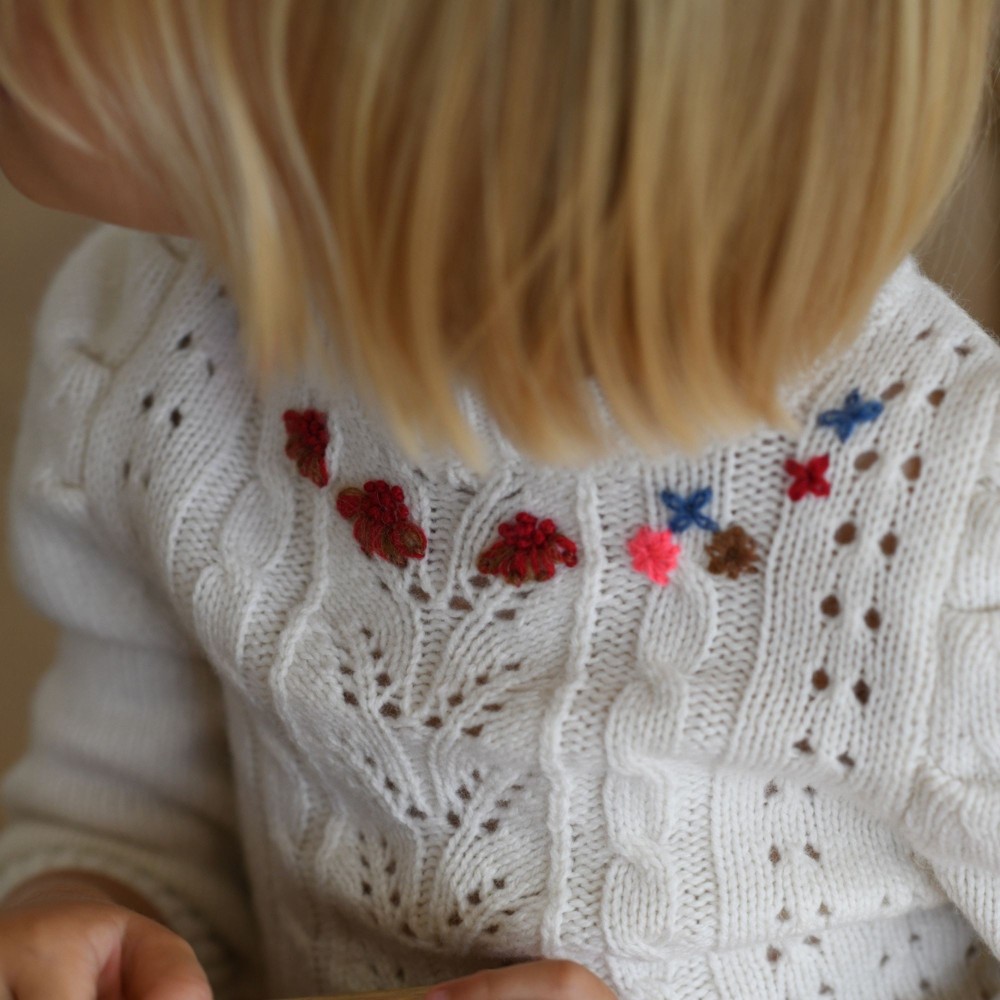 Pull brodé fleurs écru Bianca
