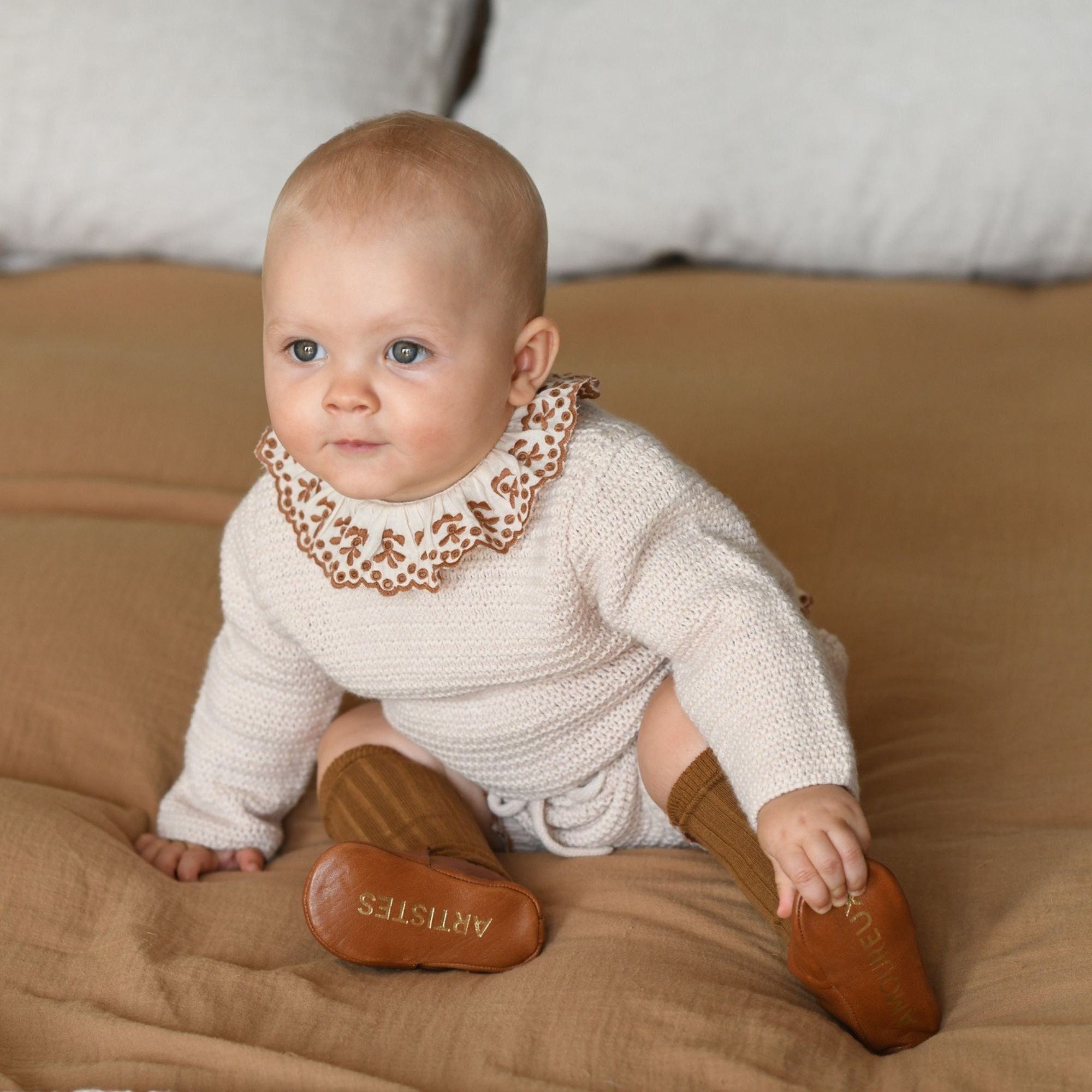 Embroidered collar sweater sales